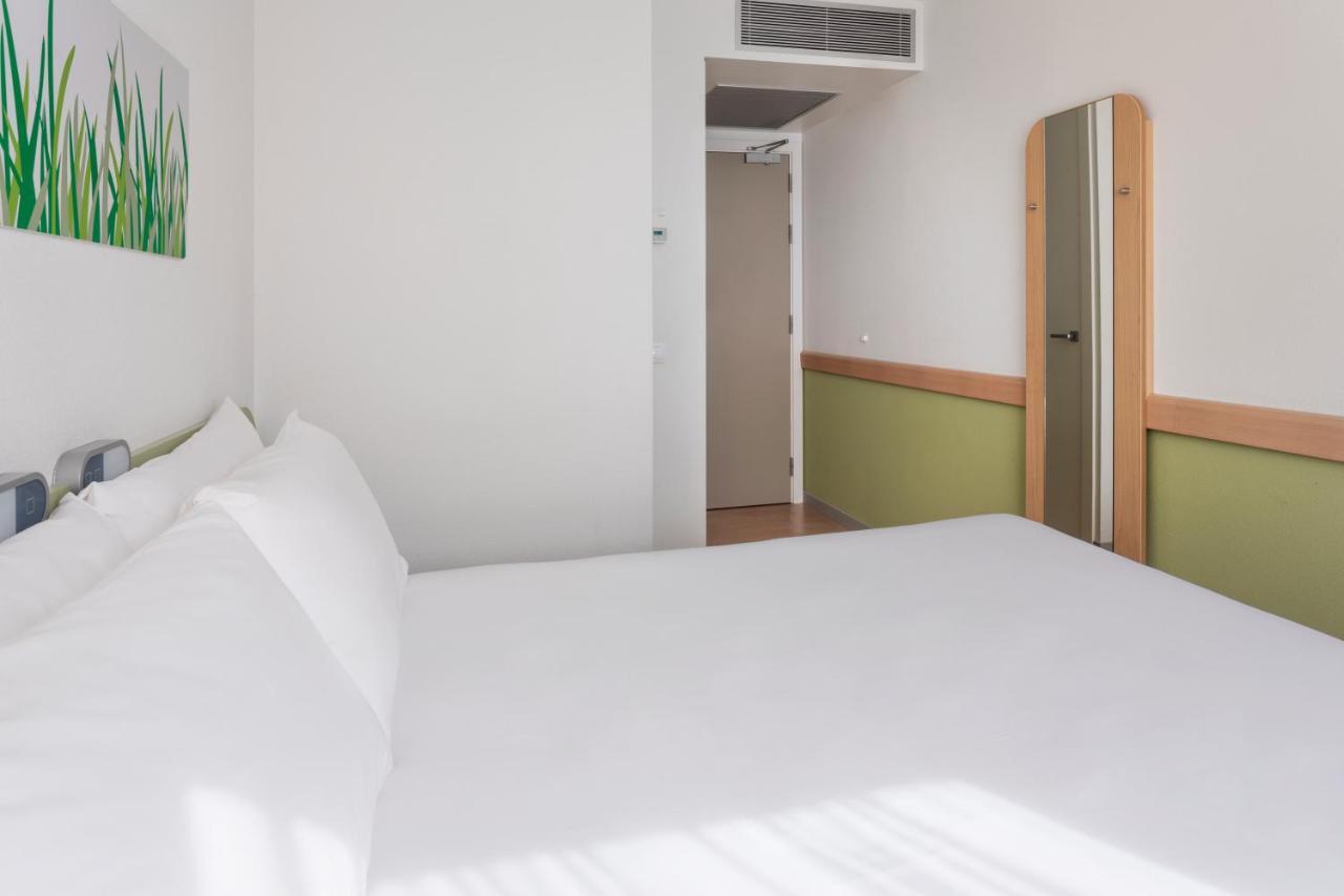 Habitación con cama grande